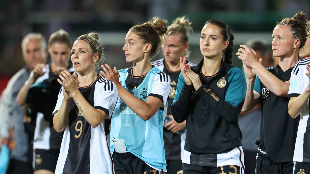 Die DFB-Frauen applaudieren den Fans nach dem Länderspiel gegen Sambia.