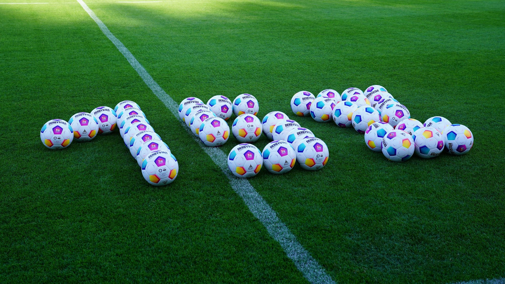Tim Oberdorfs Rückennummer 15 liegt aus Fußbällen zusammengelegt auf dem Fußballplatz in Bad Leonfelden.