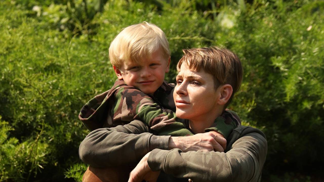 Fürstin Charlène von Monaco und ihr Sohn Jacques sitzen in einem Garten.