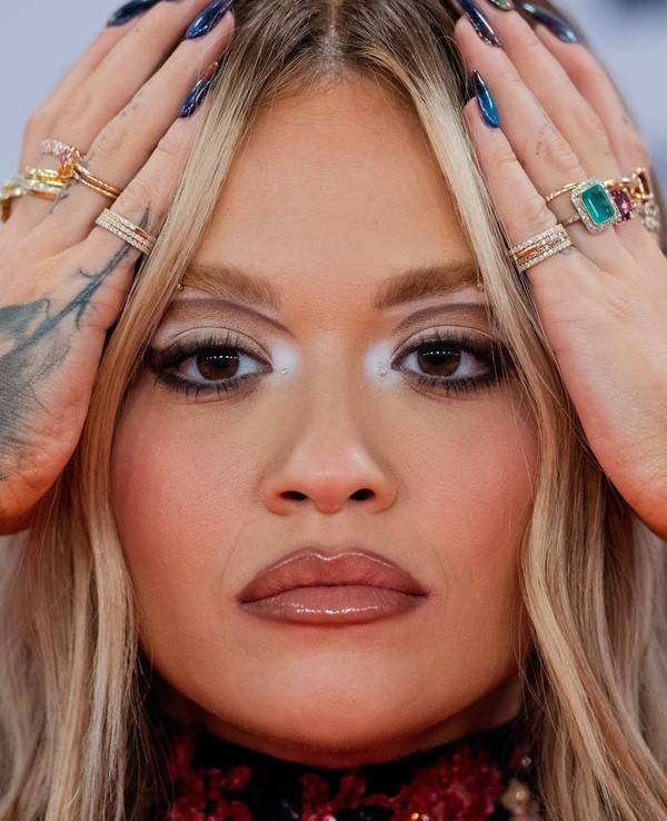 Sängerin Rita Ora geht über den Roten Teppich bei der Verleihung der MTV Europe Music Awards vor PSD Bank Dome.