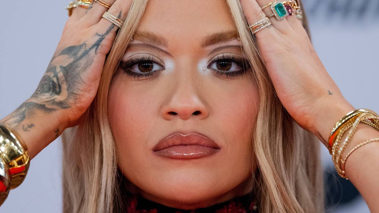 Sängerin Rita Ora geht über den Roten Teppich bei der Verleihung der MTV Europe Music Awards vor PSD Bank Dome.
