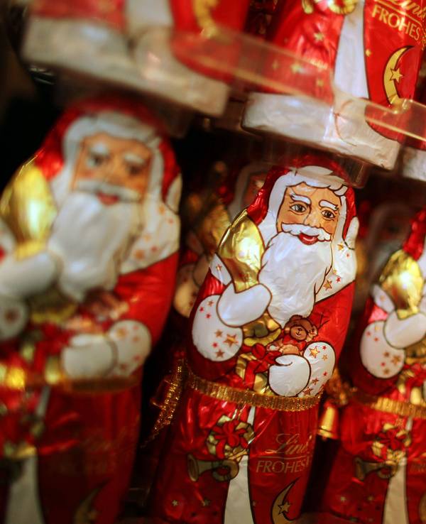 Schokoladen-Weihnachtsmänner aufgereiht im Schokoladenmuseum in Köln.