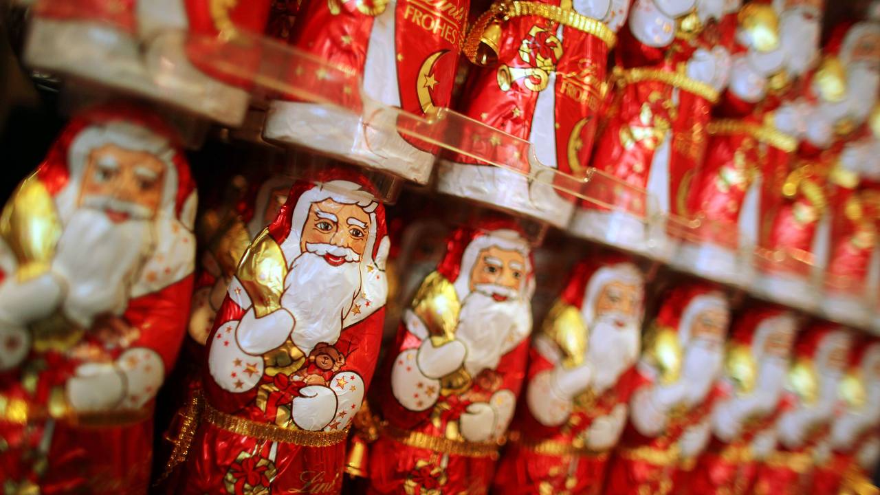 Schokoladen-Weihnachtsmänner aufgereiht im Schokoladenmuseum in Köln.