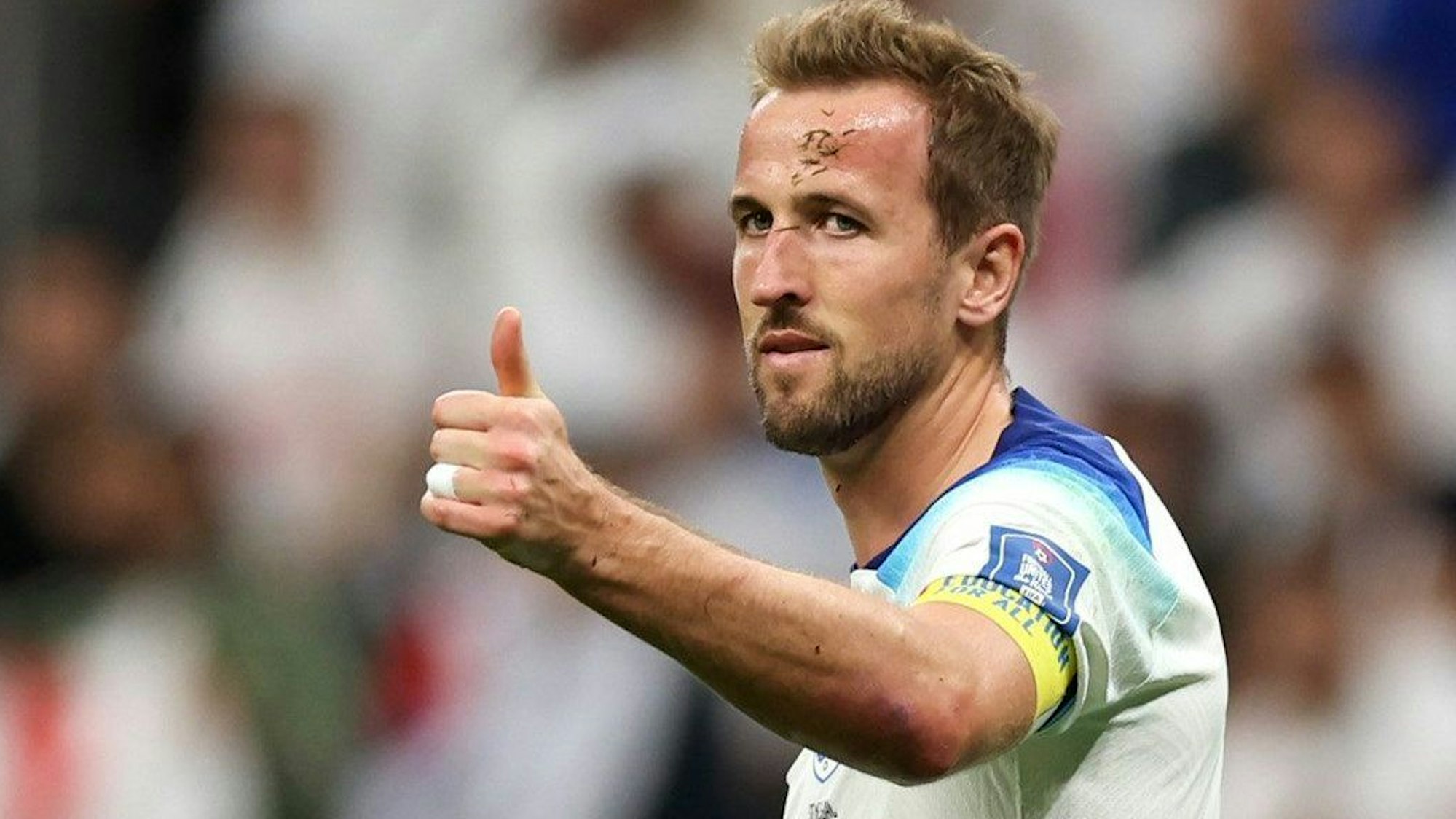 Harry Kane aus England zeigt den Daumen nach oben.