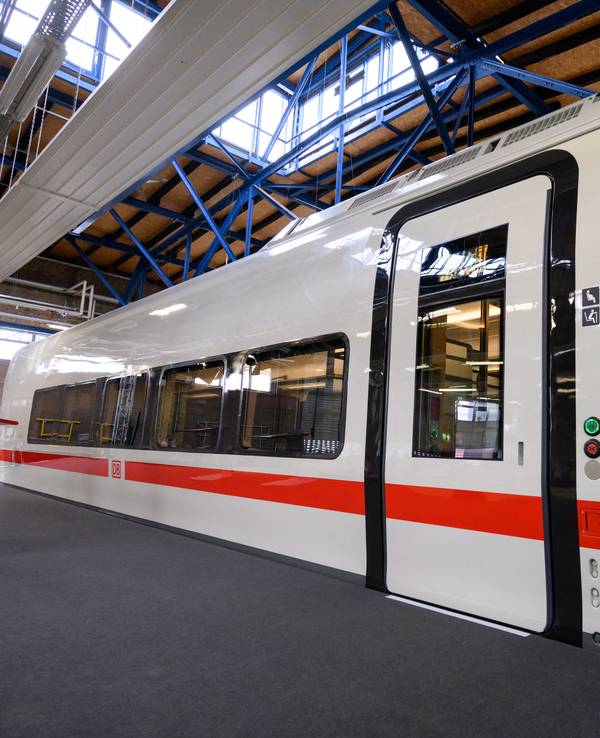 Ein Wagen des Modells steht bei der Vorstellung des neuen ICE L durch die Deutsche Bahn im Bahnwerk Grunewald.
