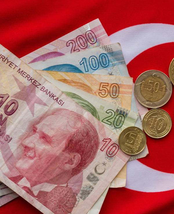 Türkische Lira liegen auf einer Türkeiflagge.
