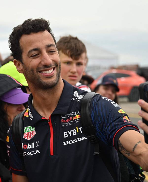 Danuel Ricciardo schießt ein Selfie mit einem Fan.