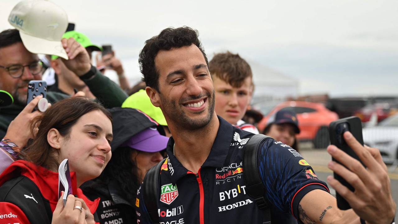 Danuel Ricciardo schießt ein Selfie mit einem Fan.
