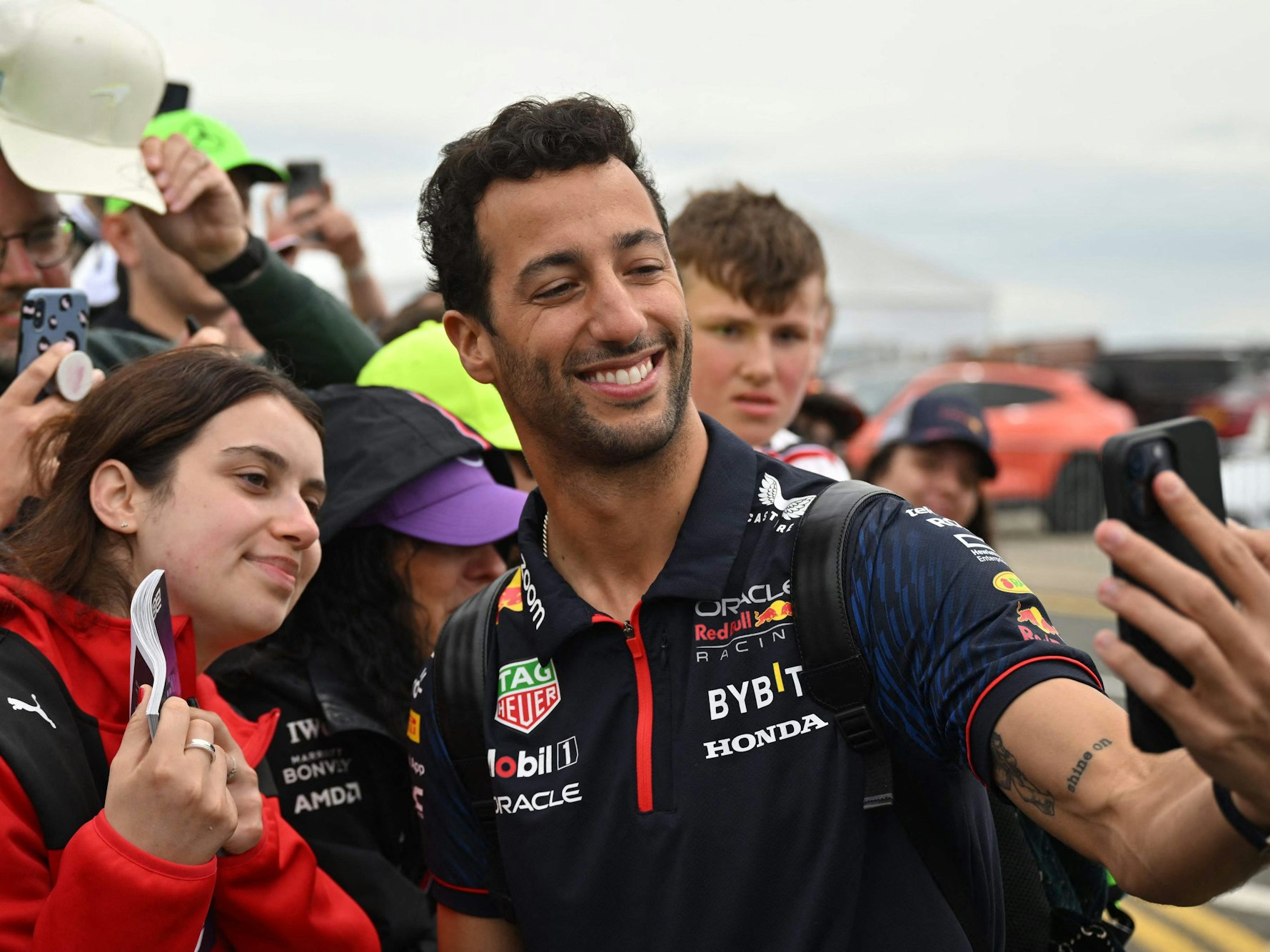 Danuel Ricciardo schießt ein Selfie mit einem Fan.
