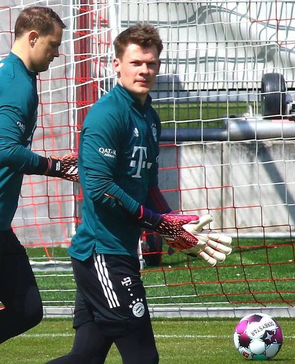 Alexander Nübel und Manuel Neuer laufen sich im Training des FC Bayern warm.