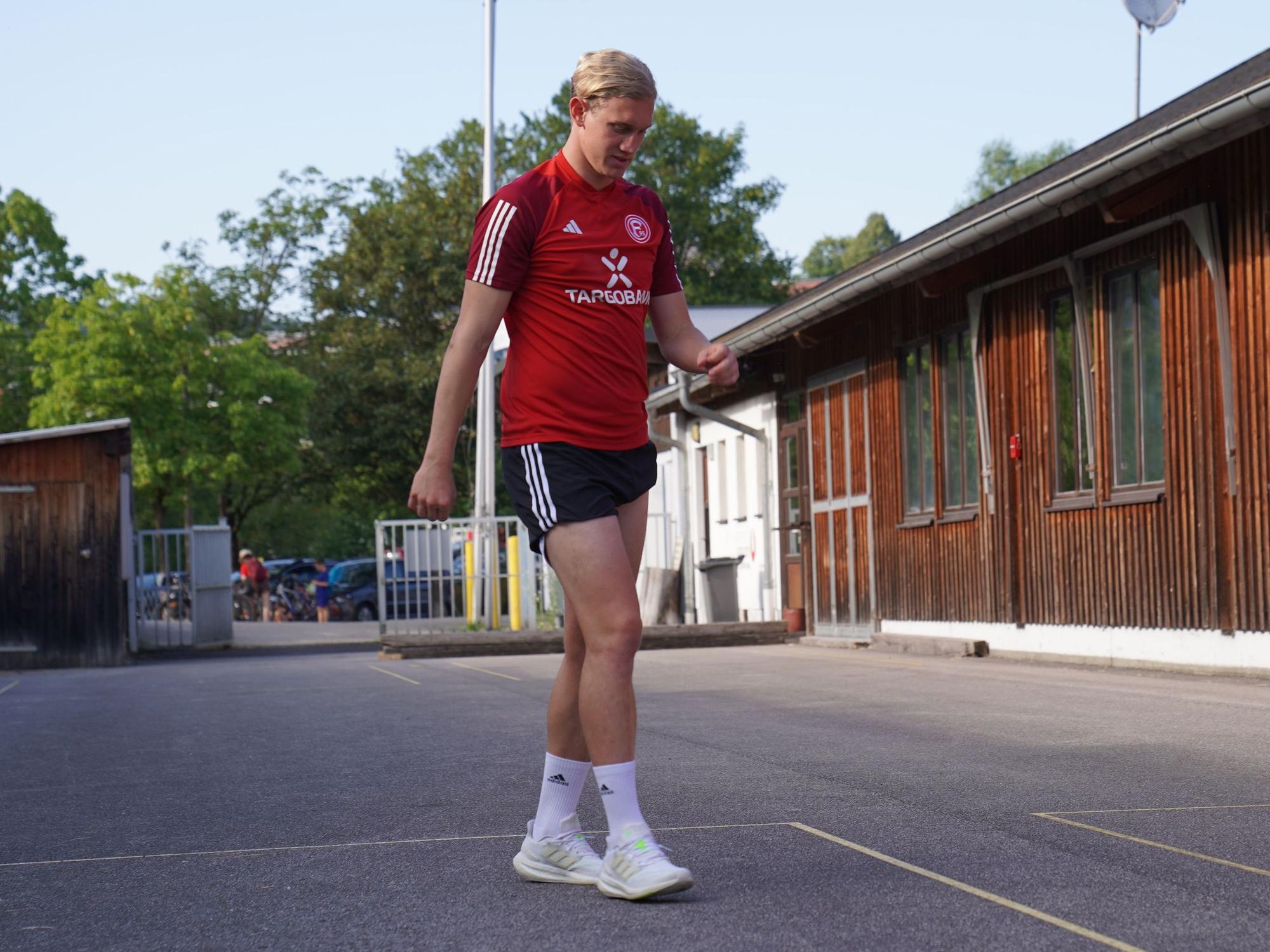 Christoph Klarer läuft zur ersten Trainingslager-Einheit von Fortuna Düsseldorf in Bad Leonfelden.