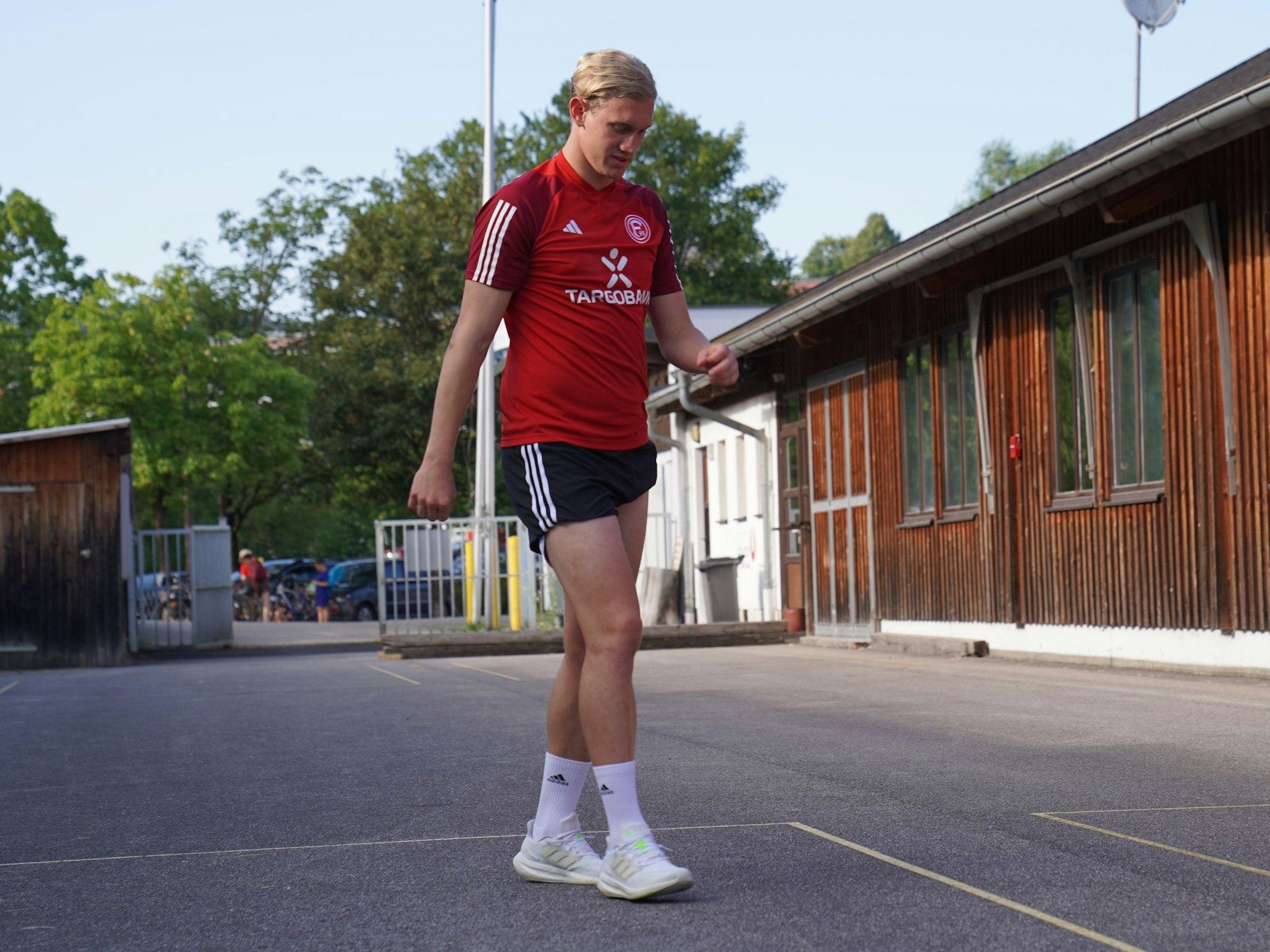 Christoph Klarer läuft zur ersten Trainingslager-Einheit von Fortuna Düsseldorf in Bad Leonfelden.