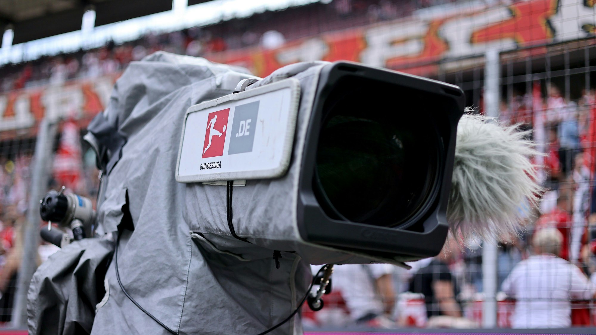 Eine Fernsehkamera steht bei einem Bundesliga-Spiel im Rhein-Energie-Stadion in Köln.