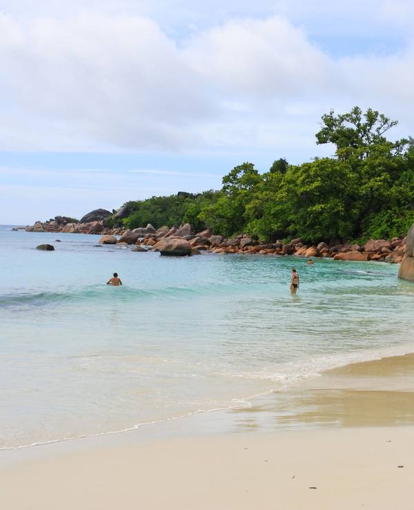 Unser Symbolfoto zeigt den Strand von Anse Lazio auf Praslin und steht nicht in Zusammenhang mit dem Vorfall.