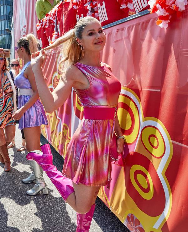 Die Teilnehmerin des Schlagermoves Yvonne Wölke, Schauspielerin, steht auf dem Heiligengeistfeld.