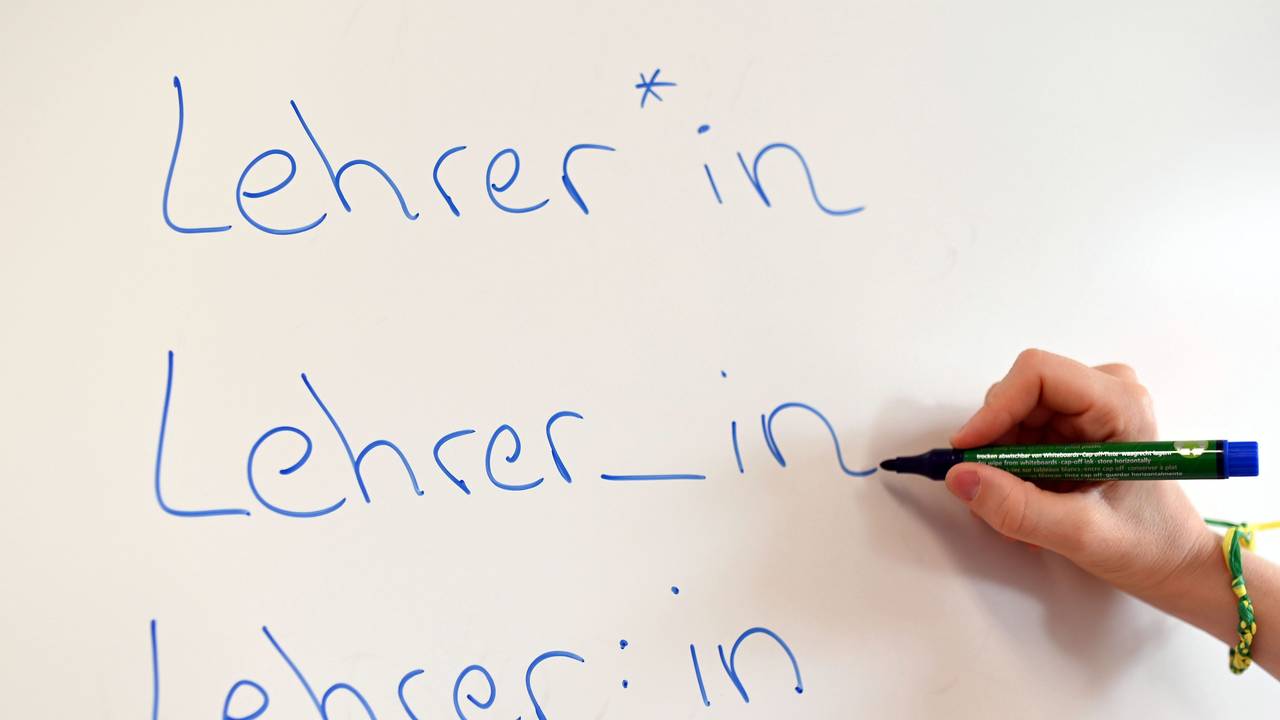 An einem Whiteboard steht das Wort „Lehrer“ in drei verschiedenen Gender-Schreibweisen.