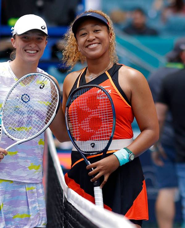 Iga Swiatek und Naomi Osaka posieren mit ihren Schlägern vor ihrem Spiel am 02. April 2022 im Finale der Miami Open 2022.