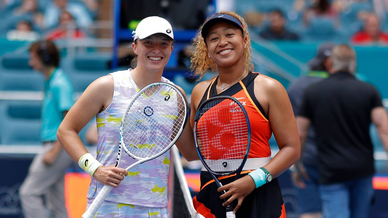 Iga Swiatek und Naomi Osaka posieren mit ihren Schlägern vor ihrem Spiel am 02. April 2022 im Finale der Miami Open 2022.
