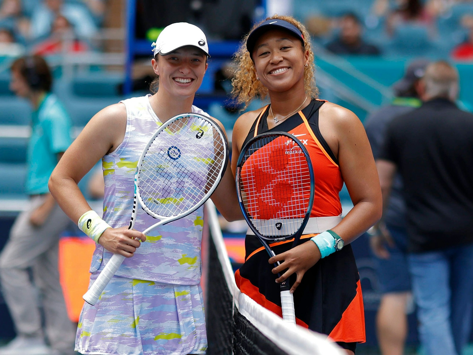 Iga Swiatek und Naomi Osaka posieren mit ihren Schlägern vor ihrem Spiel am 02. April 2022 im Finale der Miami Open 2022.