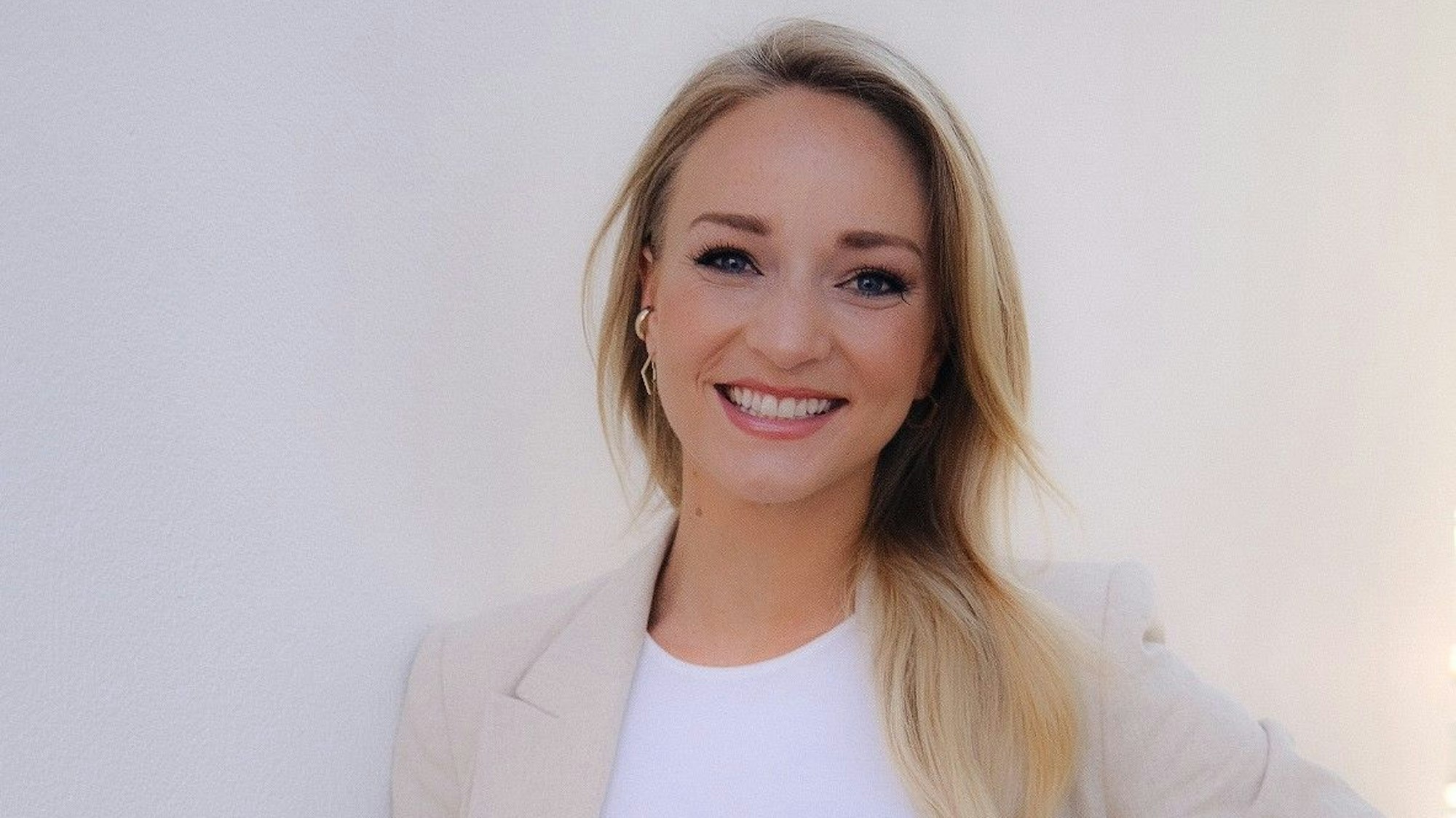 Katharina Kleinfeldt posiert auf einem Foto.