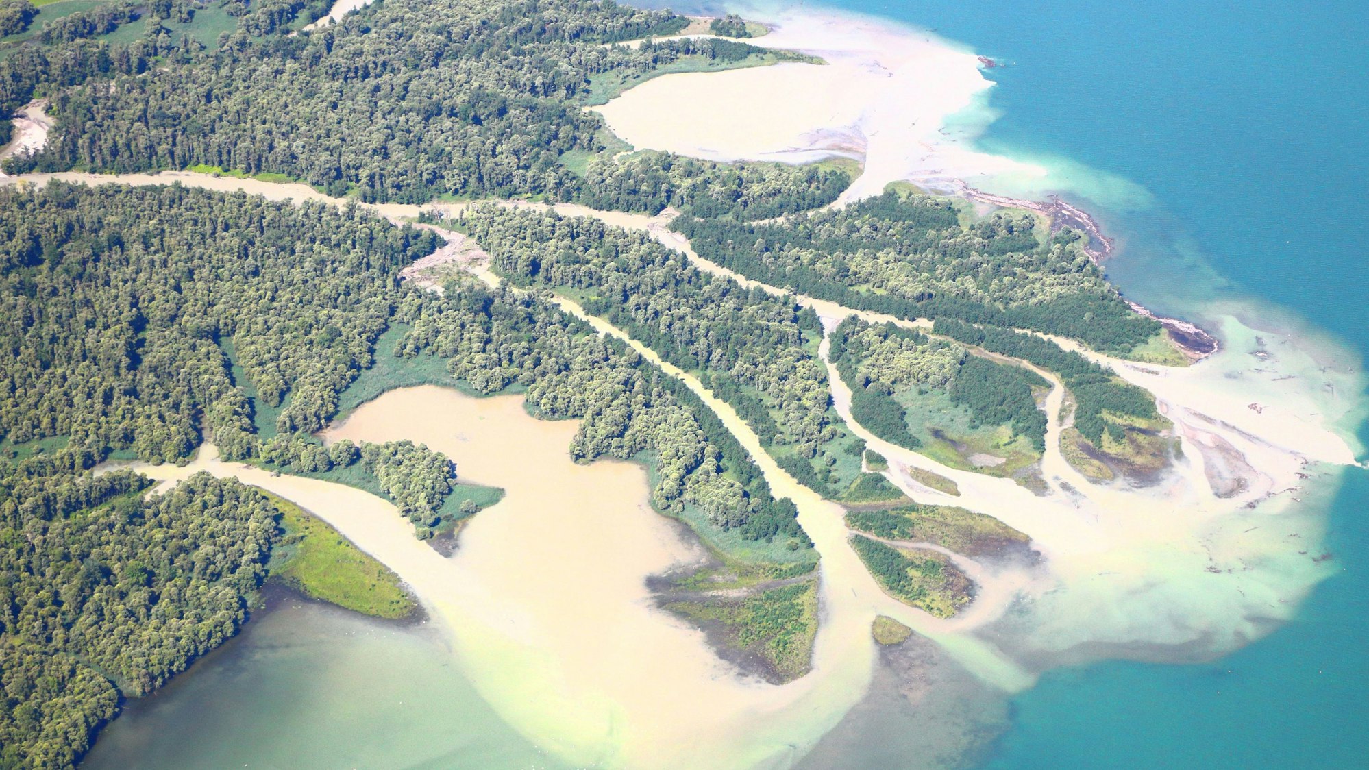 Chiemsee mit Mündungsdelta von Tiroler beziehungsweise Großer Ache.