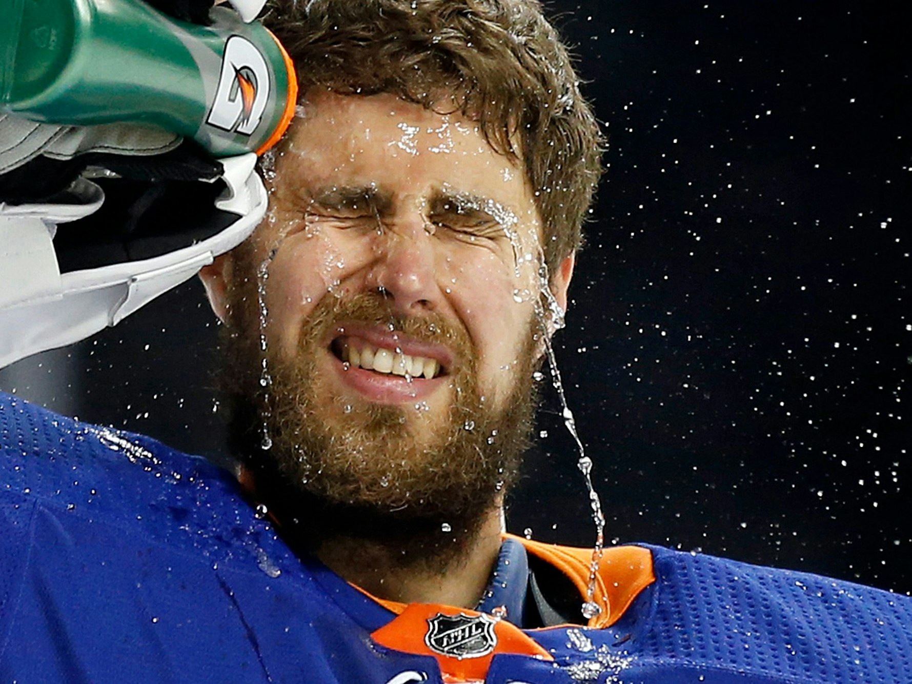 New Yorks Torhüter Thomas Greiss spritzt sich Wasser ins Gesicht.