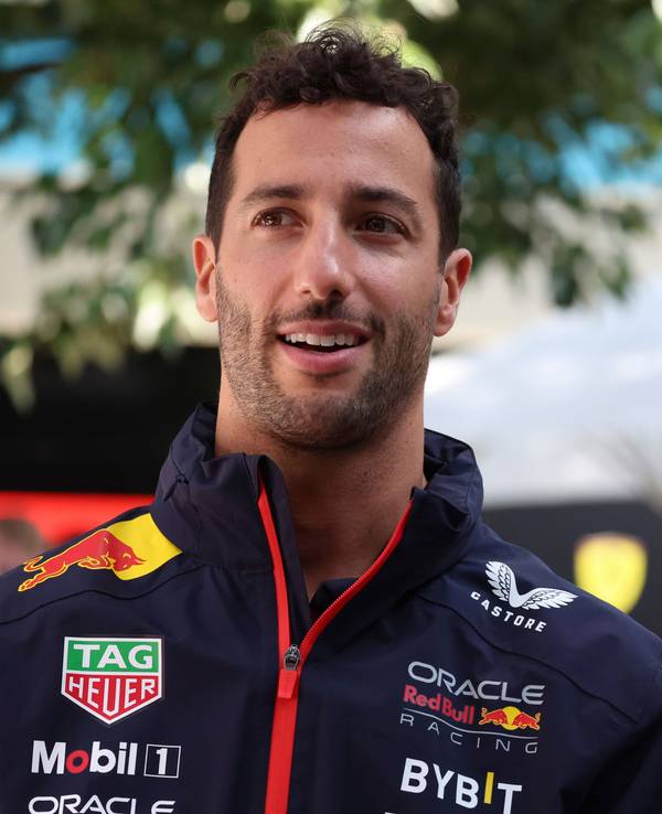 Daniel Ricciardo läuft durch die Boxengasse in Australien.