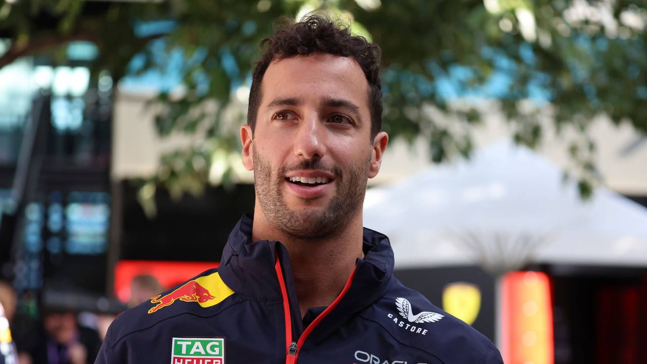 Daniel Ricciardo läuft durch die Boxengasse in Australien.