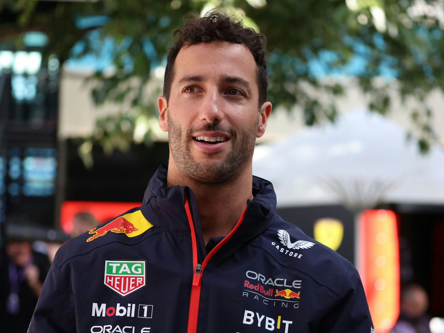 Daniel Ricciardo läuft durch die Boxengasse in Australien.