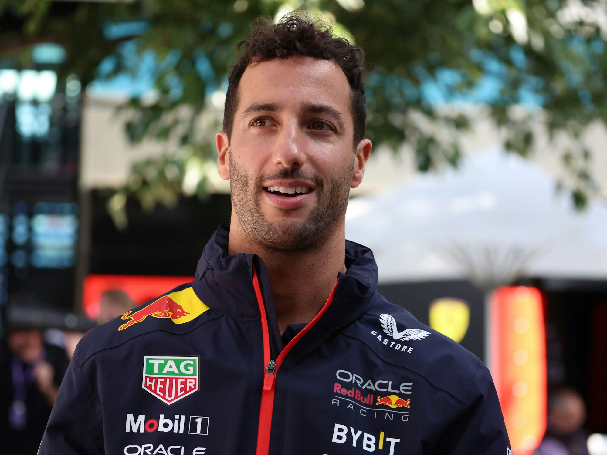 Daniel Ricciardo läuft durch die Boxengasse in Australien.