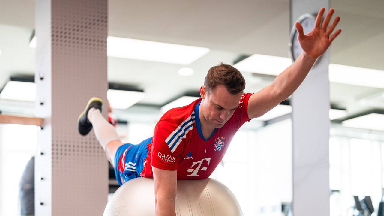 Manuel Neuer liegt mit dem Bauch auf einem Gymnastik-Ball und streckt die Gliedmaßen von sich.