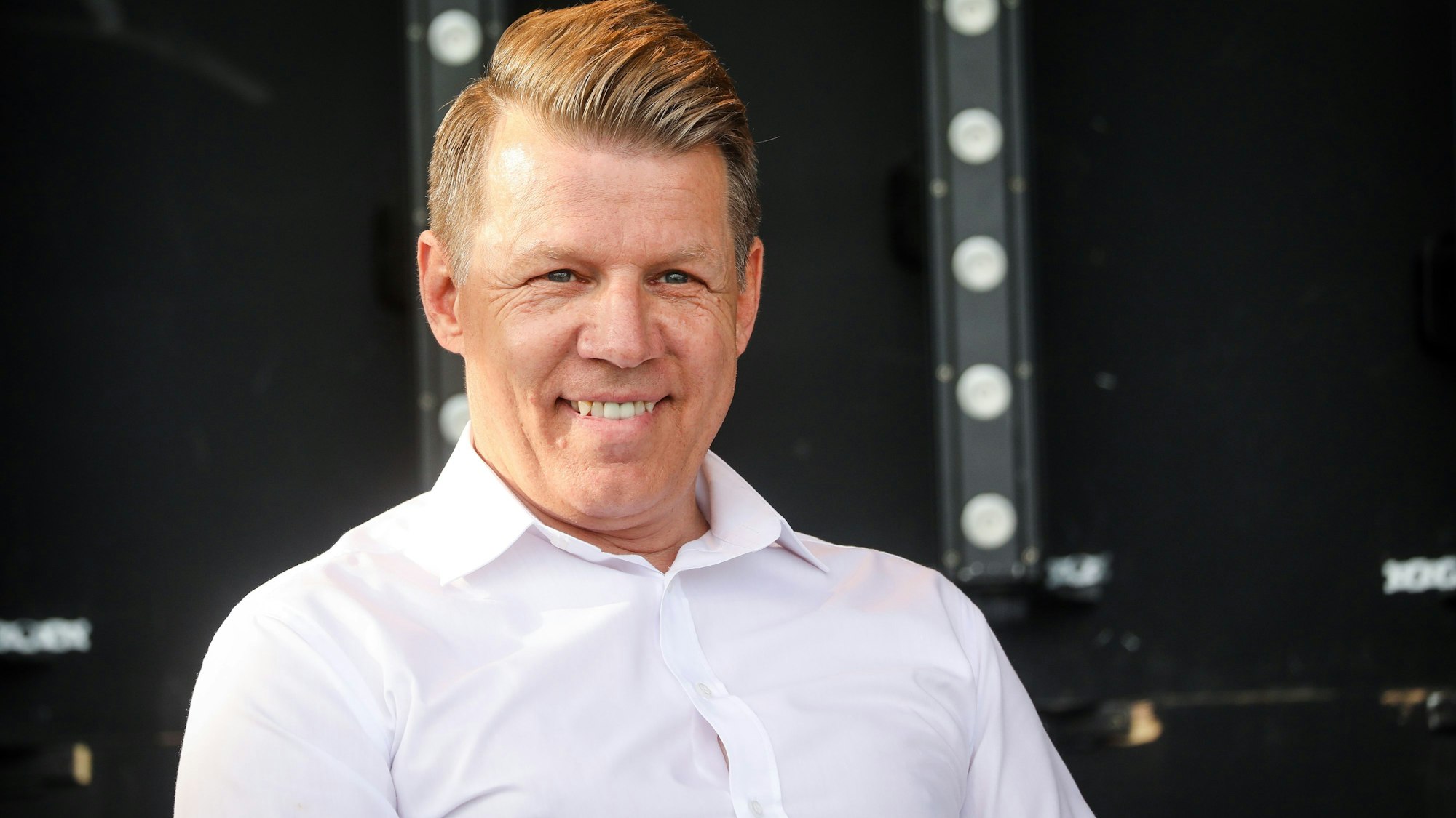 Axel Kahn spricht bei einer Veranstaltung des Fußballvereins im Autokino Karlsruhe zu Vereinsmitgliedern.