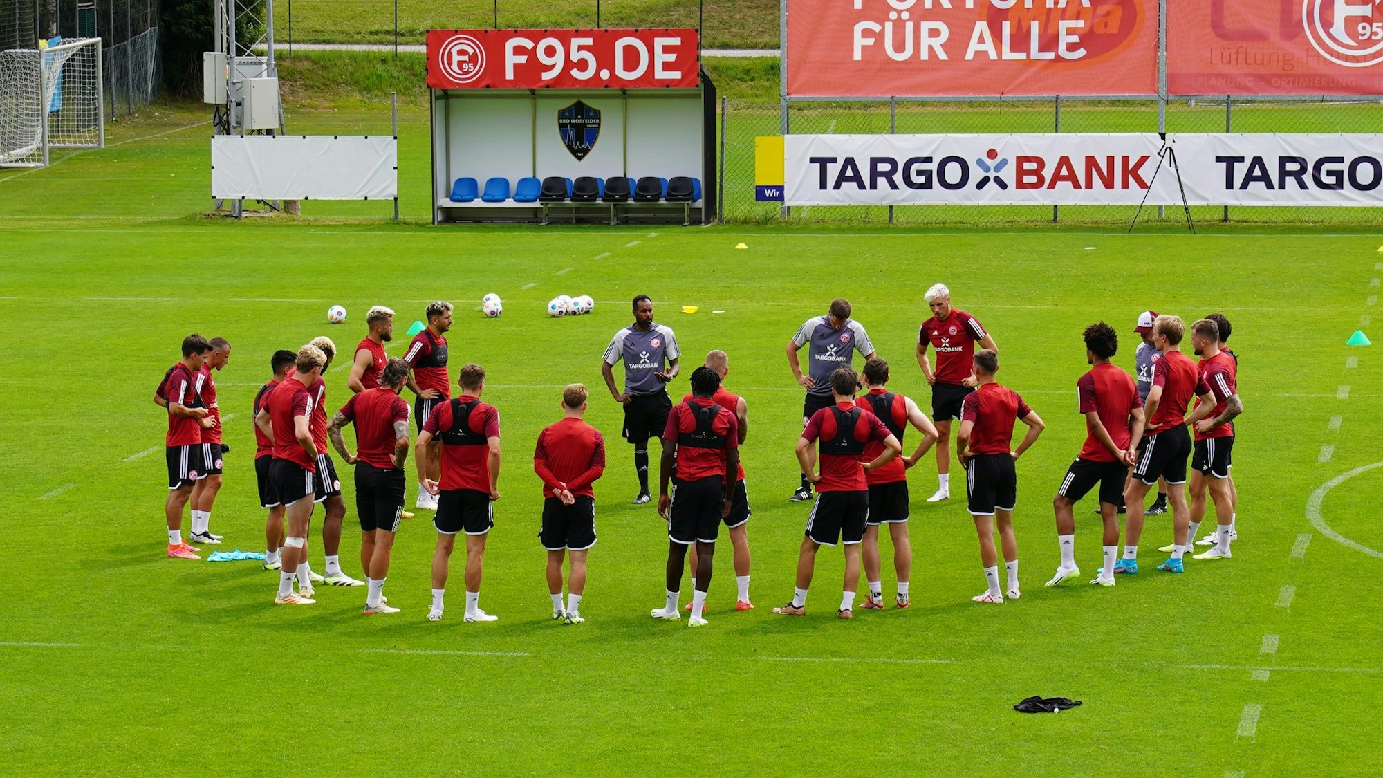 Die Spieler von Fortuna Düsseldorf und Cheftrainer Daniel Thioune stehen auf dem Trainingsplatz zusammen.