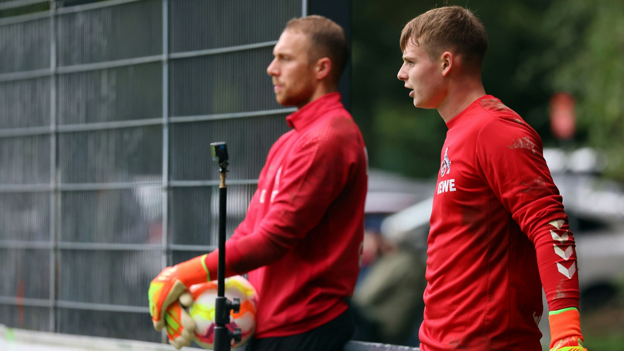 Training der Profis des 1. FC Köln am Geißbockheim in Köln. Die FC-Torhüter Jonas Urbig und Marvin Schwäbe stehen am Rand.