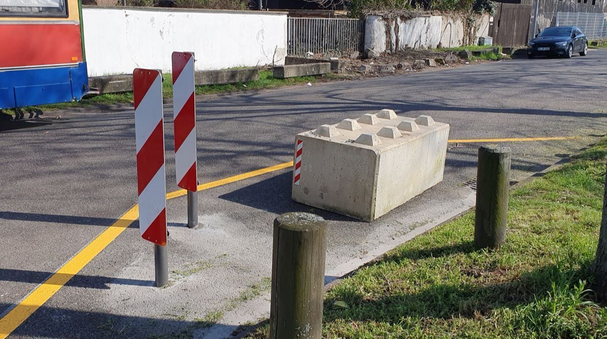 Ein Betonklotz liegt am Fahrbahnrand der Alfred-Schütte-Allee.