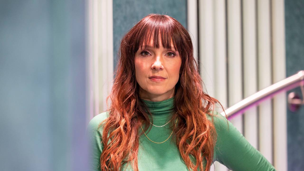 Carolin Kebekus: Sie hat Termine für ausgefallene Shows veröffentlicht. PRODUKTION - 16.05.2023, Nordrhein-Westfalen, Köln: Carolin Kebekus, TV-Entertainerin, steht im Studio der «Carolin Kebekus Show» im Studio König. Kebekus hat das antifeministische Netzwerk «Manosphere» kritisiert. (zu dpa: «Kebekus geht antifeministisches Netzwerk «Manosphere» an») Foto: Thomas Banneyer/dpa +++ dpa-Bildfunk +++