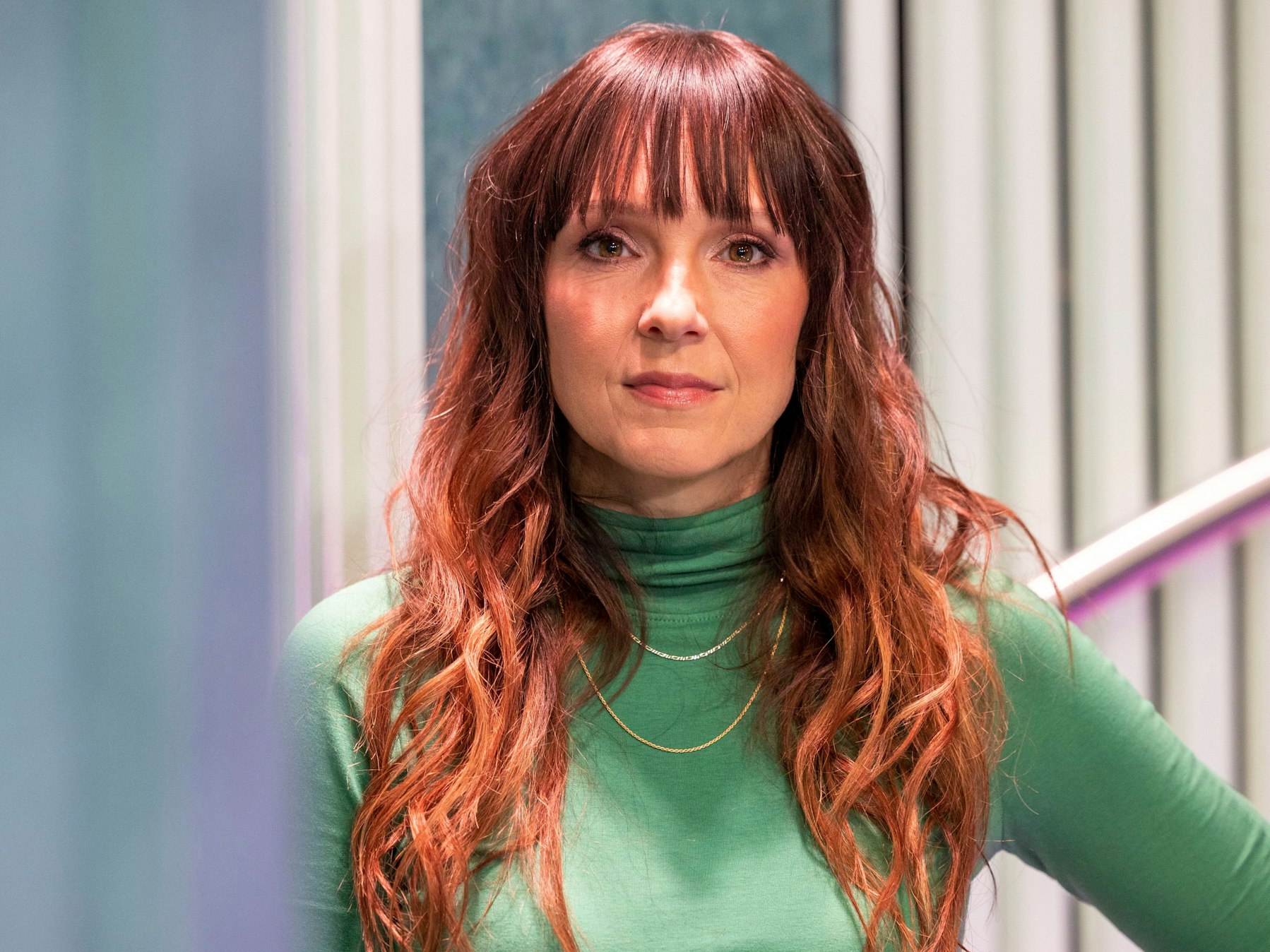 Carolin Kebekus: Sie hat Termine für ausgefallene Shows veröffentlicht. PRODUKTION - 16.05.2023, Nordrhein-Westfalen, Köln: Carolin Kebekus, TV-Entertainerin, steht im Studio der «Carolin Kebekus Show» im Studio König. Kebekus hat das antifeministische Netzwerk «Manosphere» kritisiert. (zu dpa: «Kebekus geht antifeministisches Netzwerk «Manosphere» an») Foto: Thomas Banneyer/dpa +++ dpa-Bildfunk +++