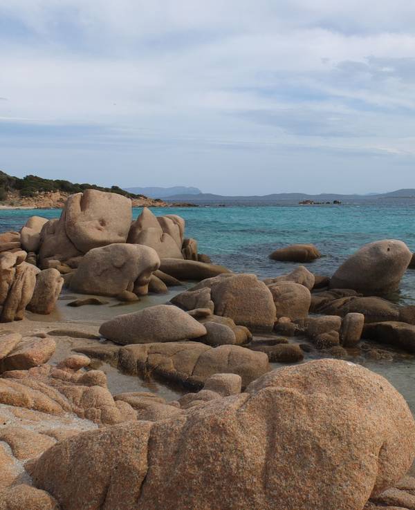 Felsformationen in der Bucht von Capriccioli auf der italienischen Insel Sardinien.