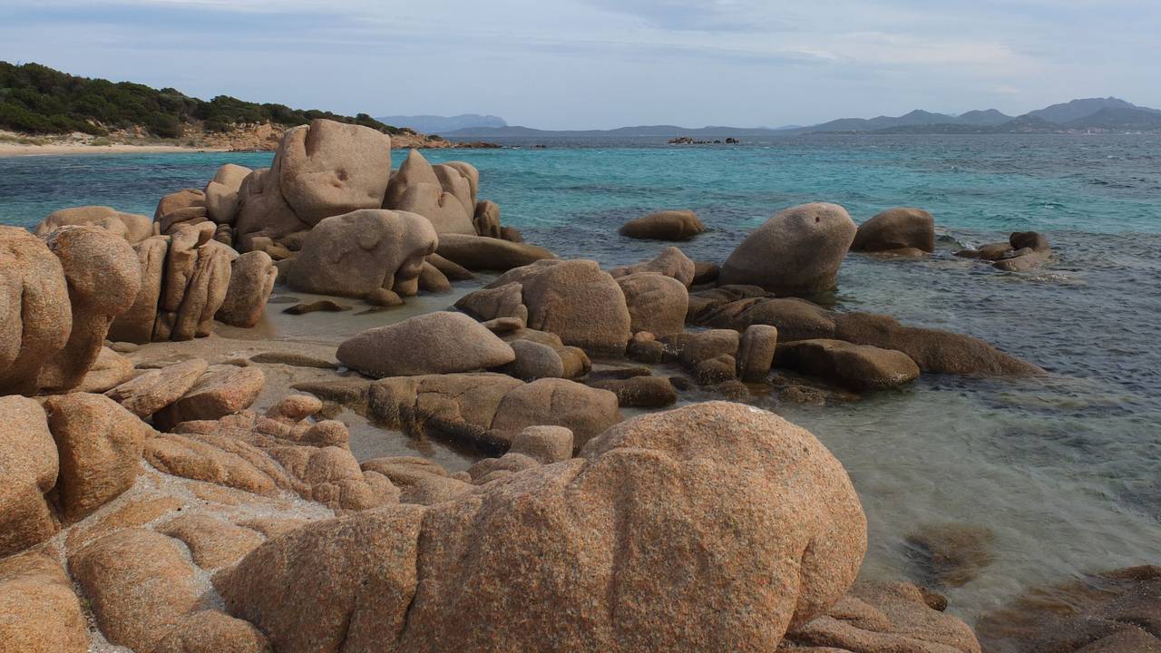 Felsformationen in der Bucht von Capriccioli auf der italienischen Insel Sardinien.