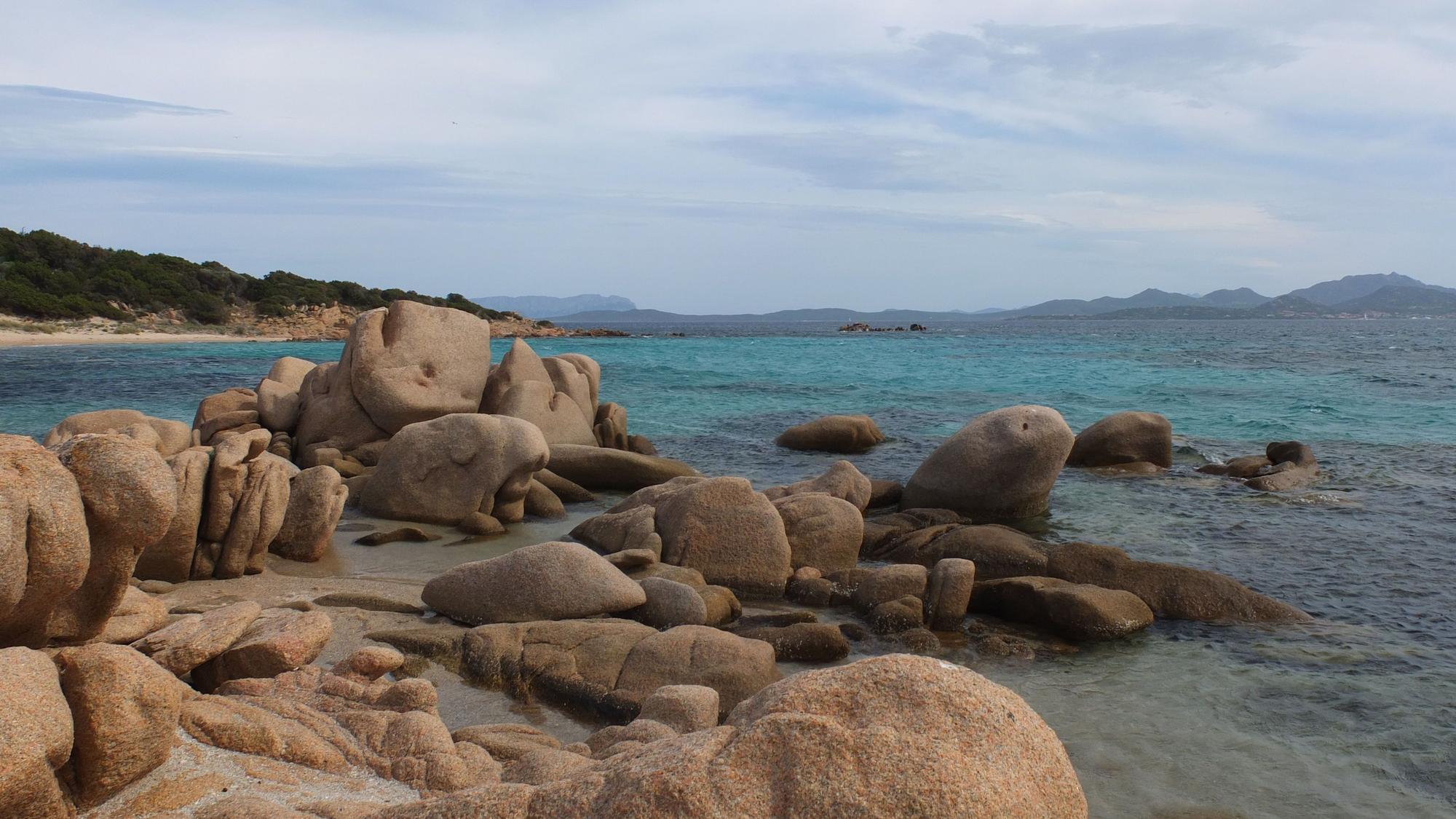 Felsformationen in der Bucht von Capriccioli auf der italienischen Insel Sardinien.