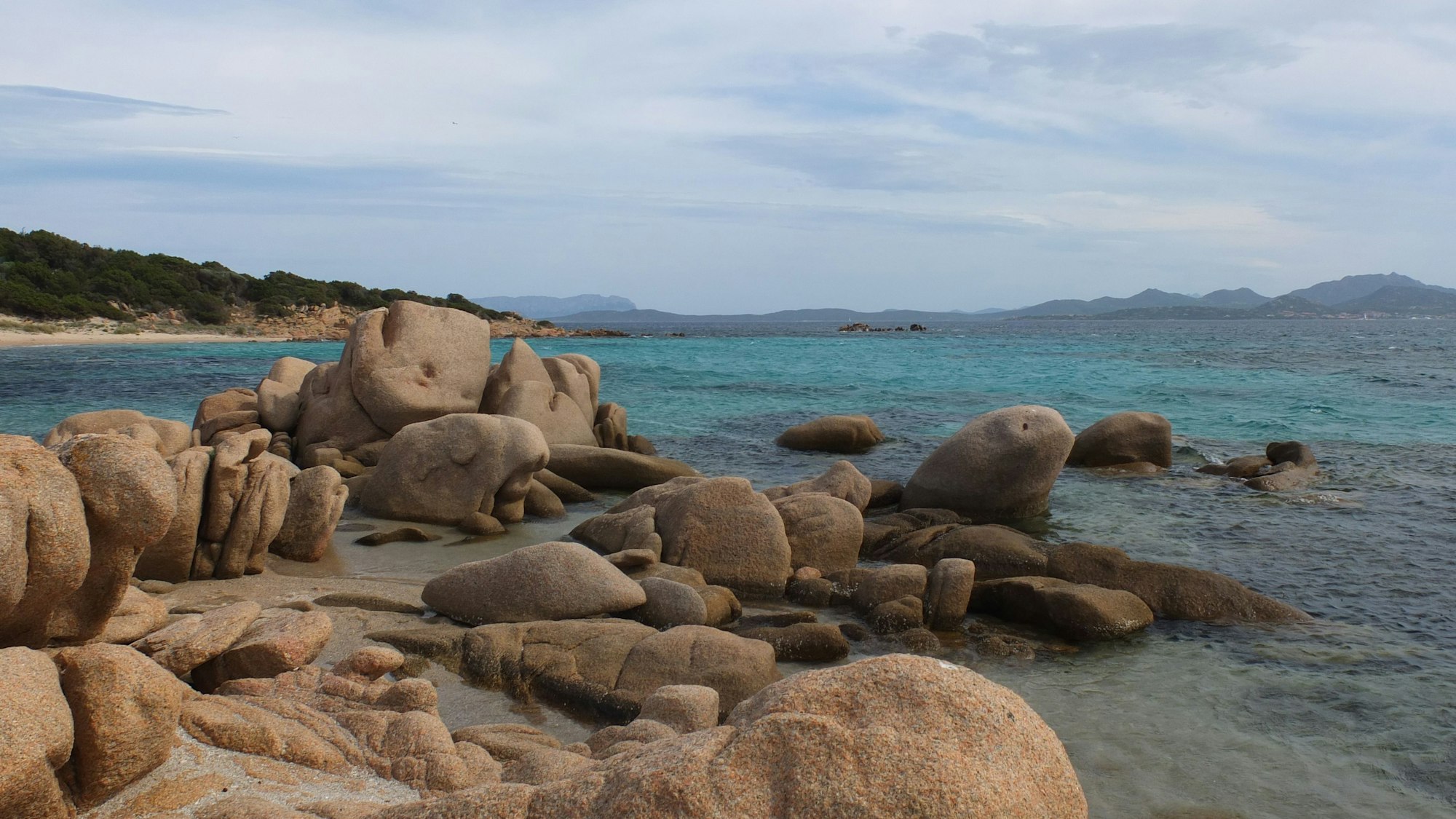Felsformationen in der Bucht von Capriccioli auf der italienischen Insel Sardinien.