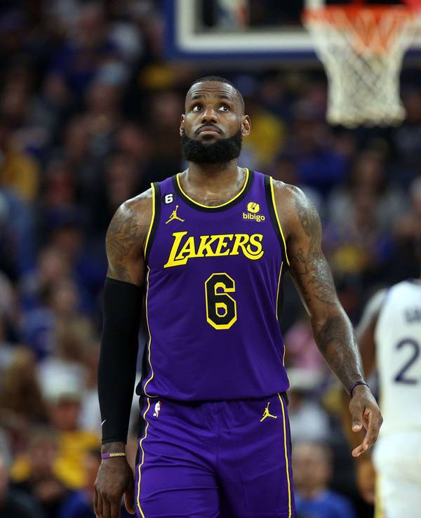 Lakers-Star LeBron James schaut überrascht nach oben.