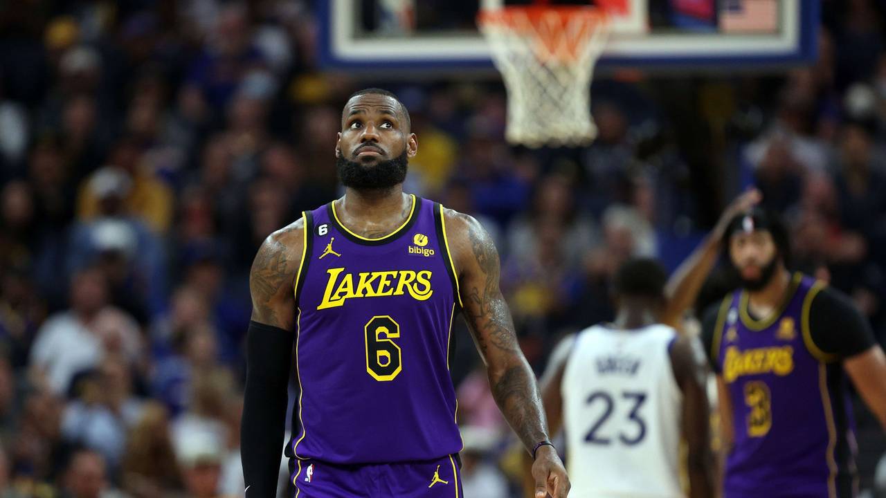Lakers-Star LeBron James schaut überrascht nach oben.