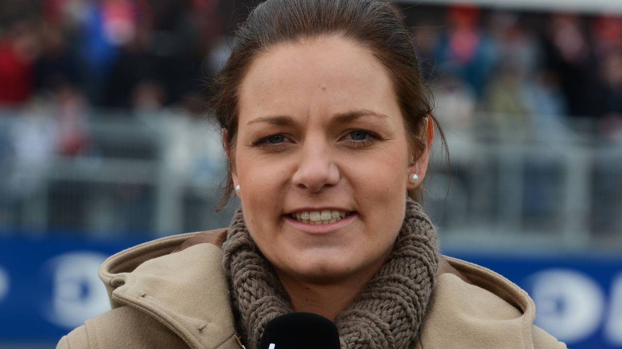 Christina Graf steht mit einem Mikrofon von Sky im Stadion.