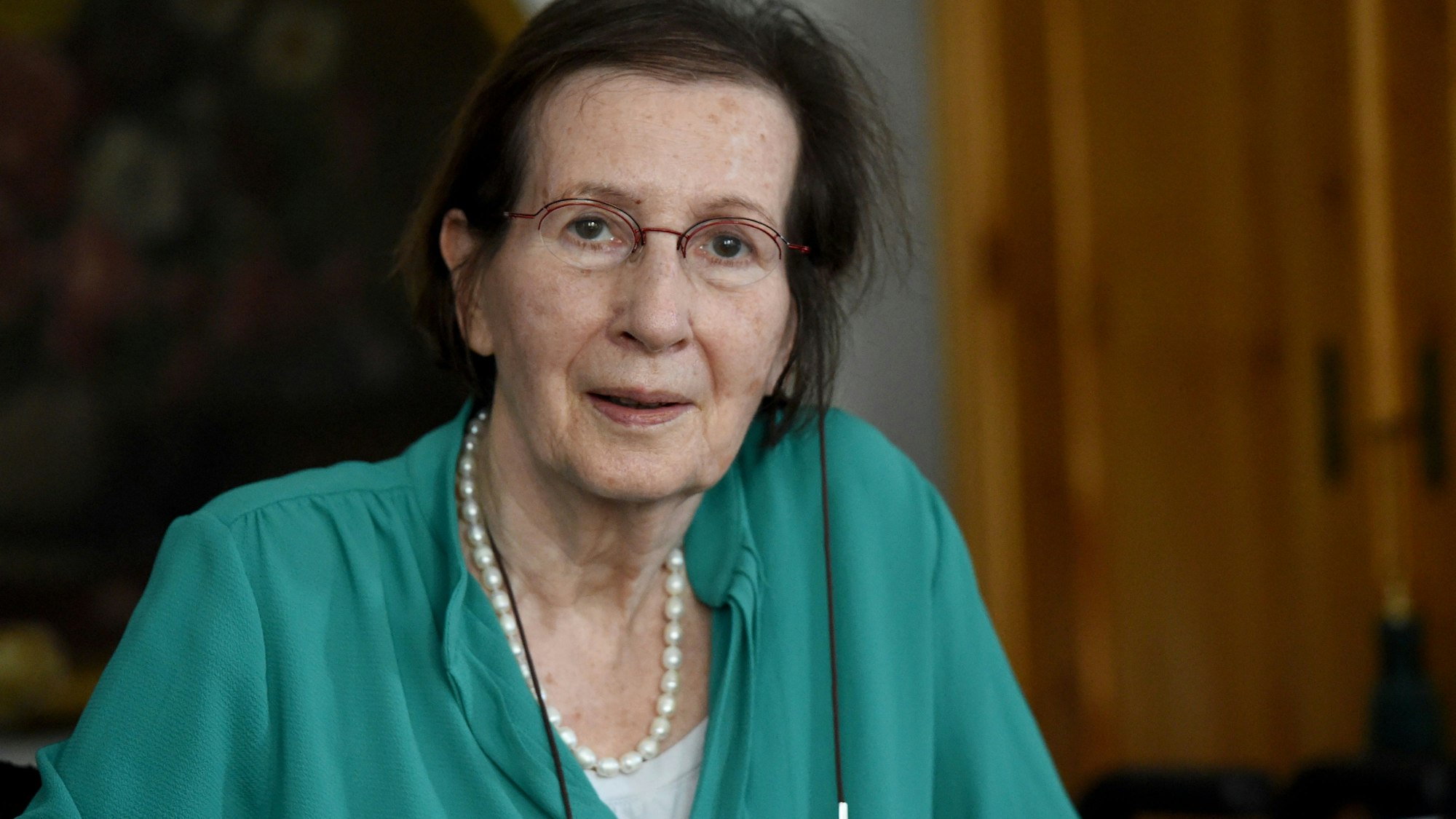 Die ehemalige schleswig-holsteinische Ministerpräsidentin Heide Simonis (SPD) sitzt am 25. April 2017 in ihrer Wohnung.