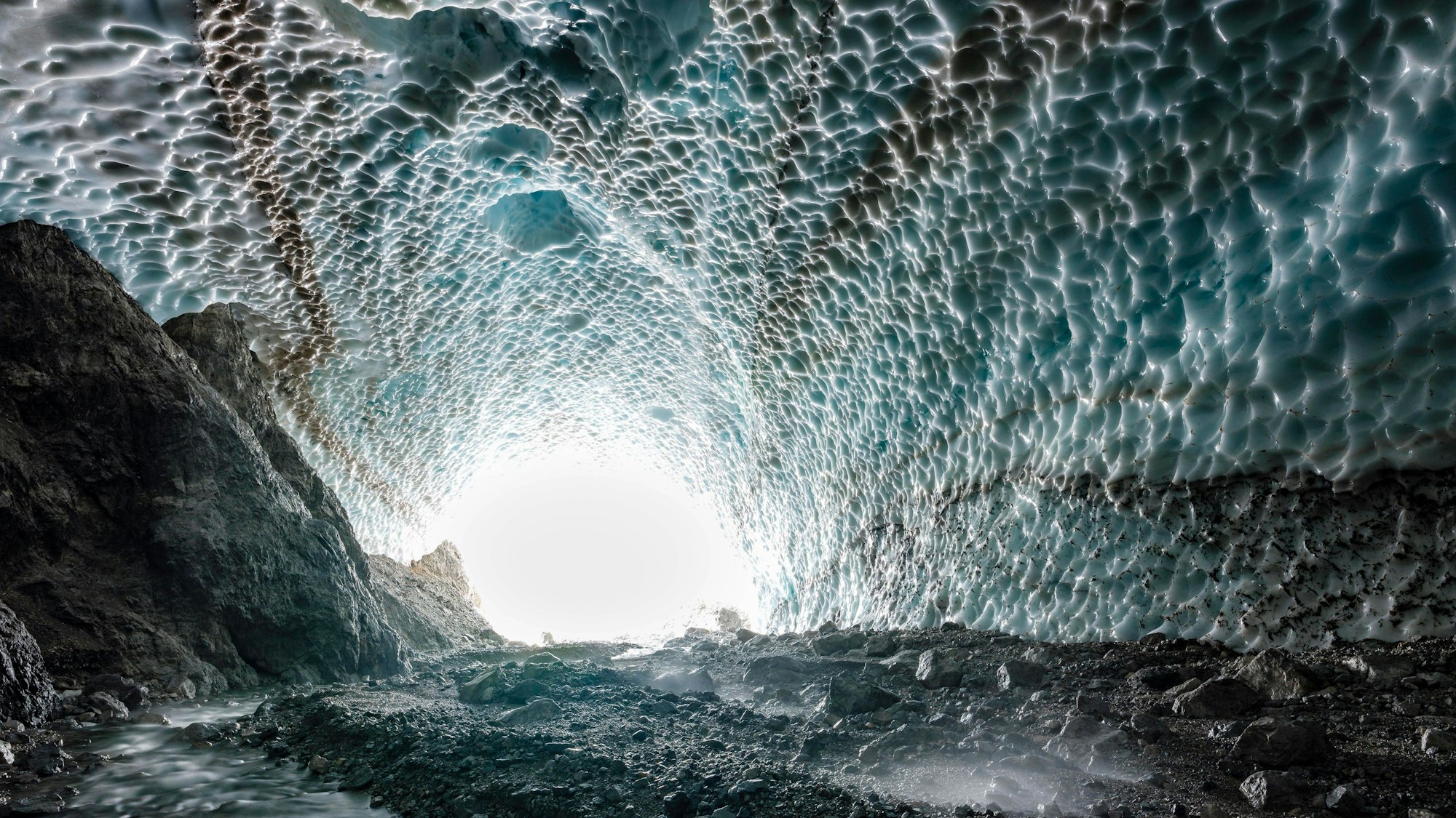 Eiskapelle mit Schmelzwasserbach am Fuß der Watzmann-Ostwand im Nationalpark Berchtesgaden.