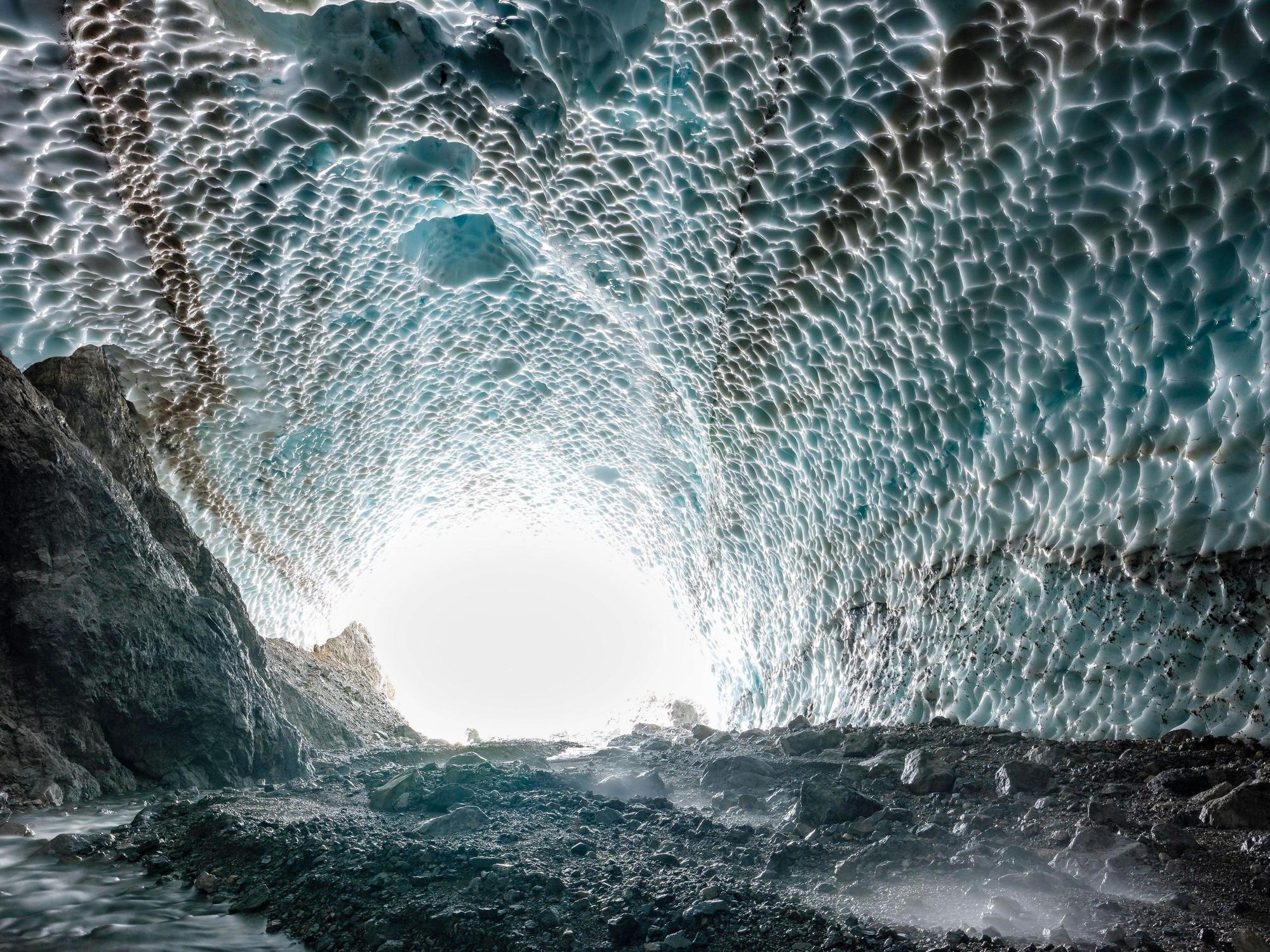 Eiskapelle mit Schmelzwasserbach am Fuß der Watzmann-Ostwand im Nationalpark Berchtesgaden.