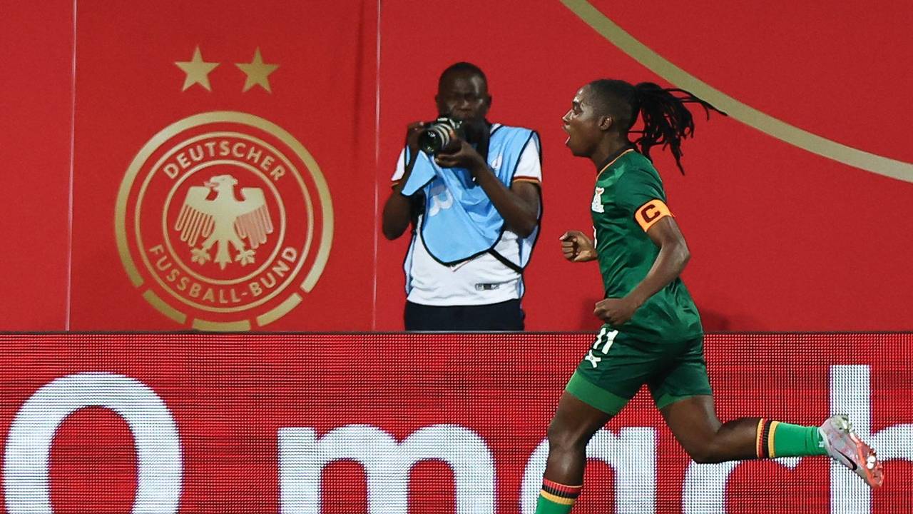 Barbra Banda aus Sambia jubelt über ihren Treffer gegen die deutsche Frauen-Auswahl.