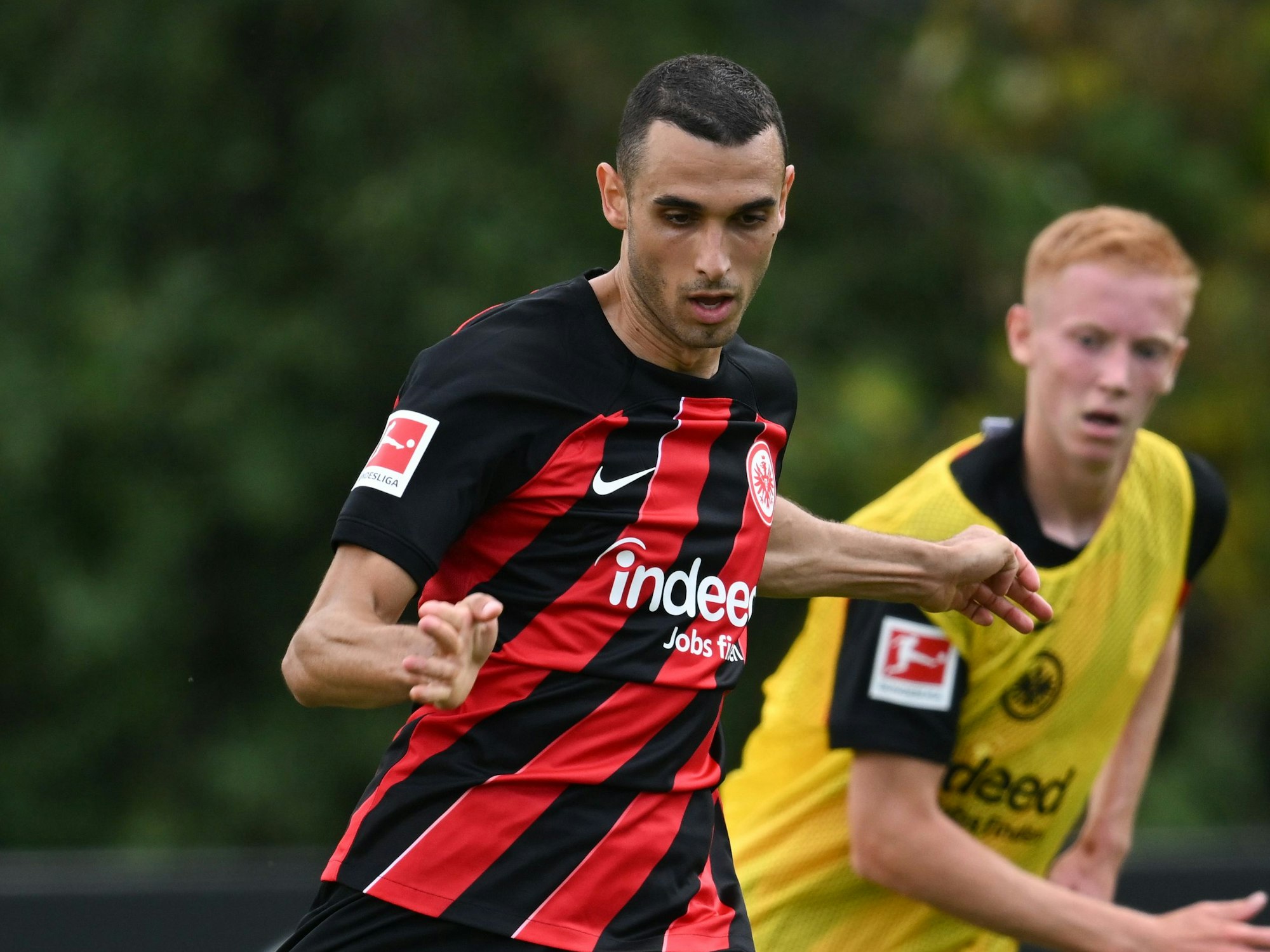 Die Neuzugänge Ellyes Skhiri (l) und Hugo Larsson nehmen am offiziellen Trainingsauftakt von Eintracht Frankfurt am Stadion teil.