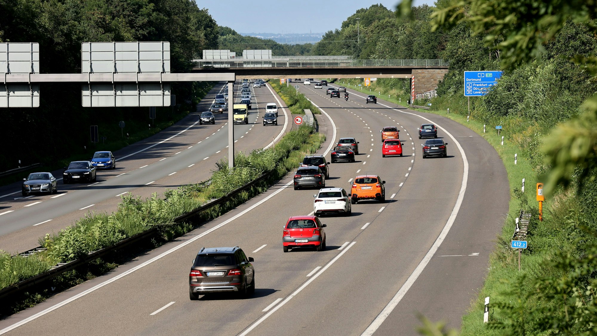Verkehr fließt auf der A 1.